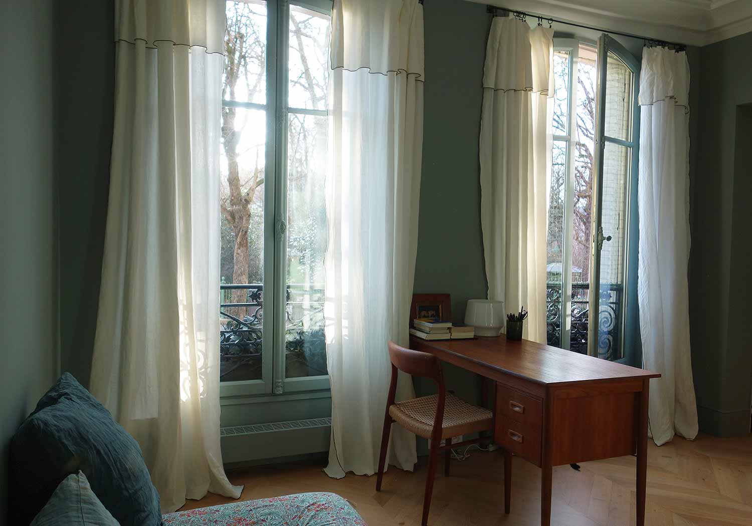 On aime l'équilibre de ce bureau/petit salon induit par la parfaite symétrie des fenêtres