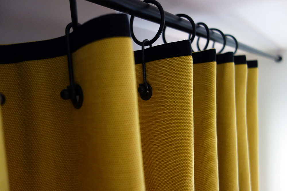 Les rideaux sur-mesure en tissu  jaune soleil de Casamance, créent une ambiance lumineuse dans cette chambre  d'adolescente 
